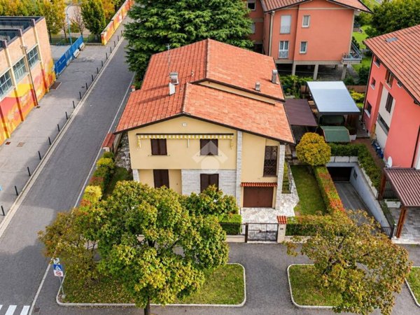 casa indipendente in vendita a Brescia in zona Chiusure