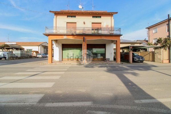 locale commerciale in vendita a Calcinato