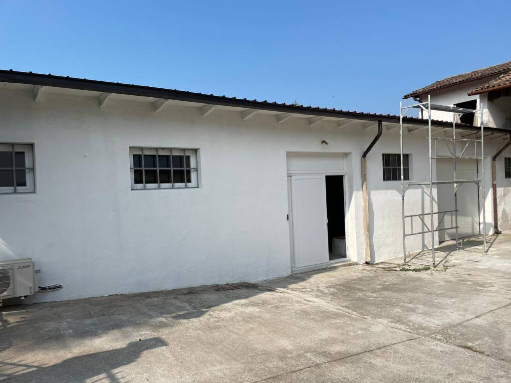 locale commerciale in vendita a Calcinato in zona Calcinatello