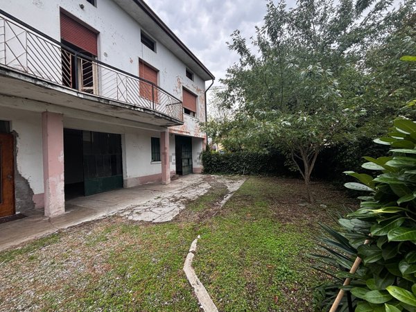 casale in vendita a Calcinato in zona Calcinatello