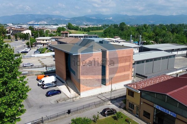 locale di sgombero in vendita a Calcinato