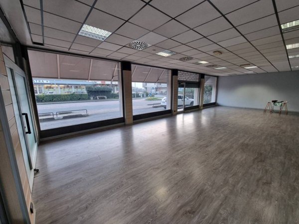 negozio in vendita a Calcinato