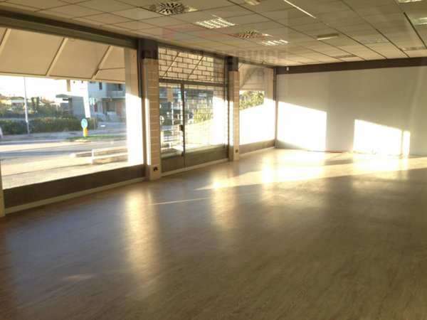 negozio in vendita a Calcinato in zona Ponte San Marco