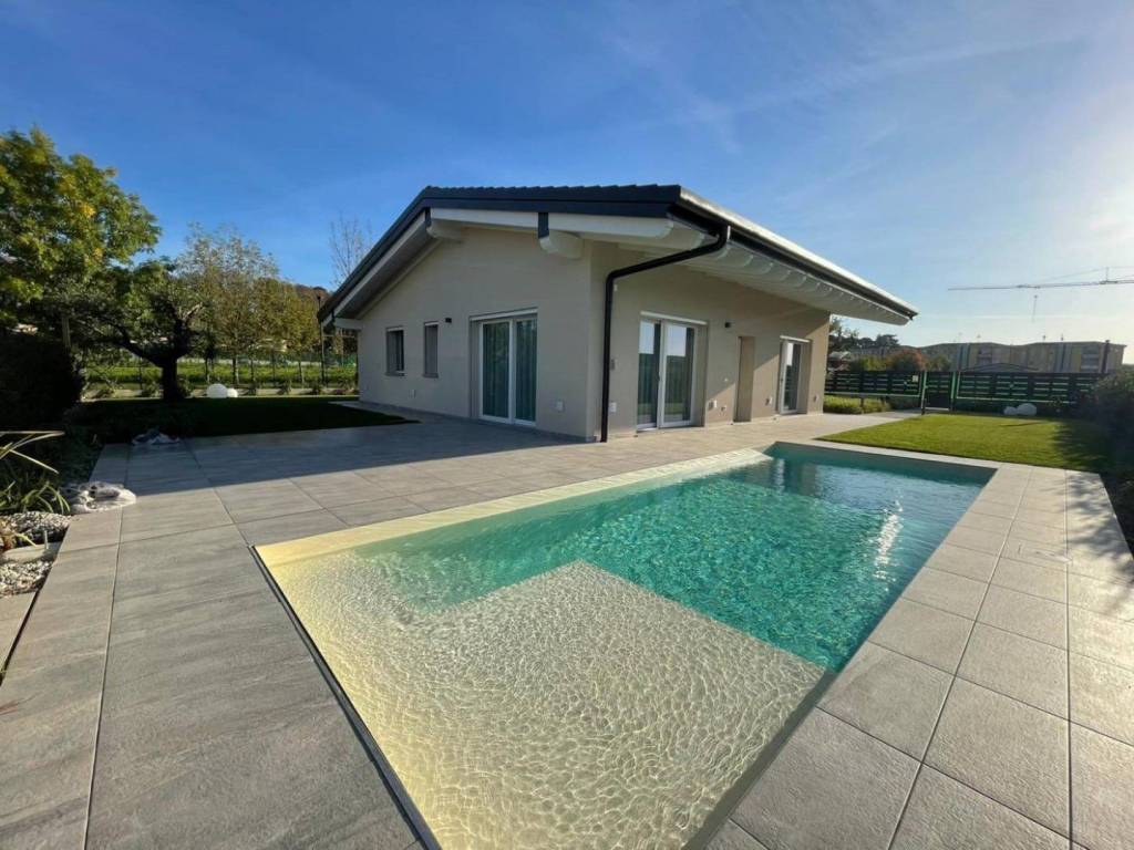 casa indipendente in vendita a Calvagese della Riviera in zona Carzago