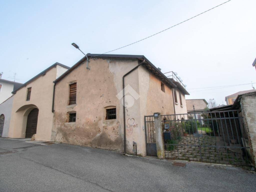 casa indipendente in vendita a Calvagese della Riviera