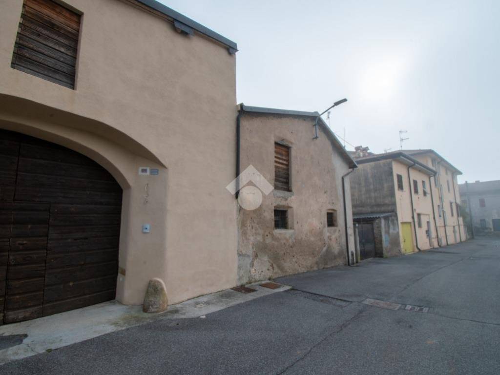 casa indipendente in vendita a Calvagese della Riviera
