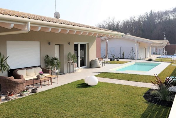 casa indipendente in vendita a Calvagese della Riviera in zona Carzago