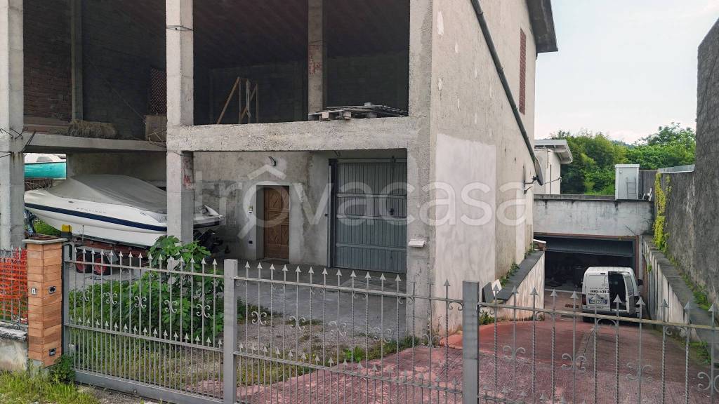 casa indipendente in vendita a Calvagese della Riviera in zona Carzago