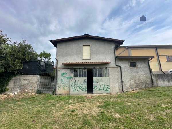 locale commerciale in vendita a Calvagese della Riviera in zona Carzago