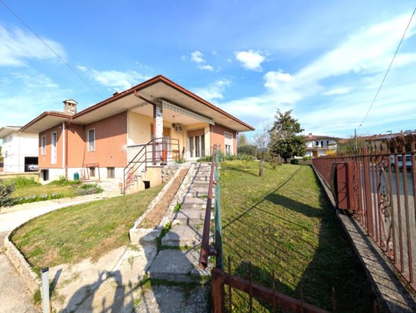 casa indipendente in vendita a Calvagese della Riviera