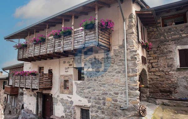 esavano in vendita a Capo di Ponte in zona Pescarzo