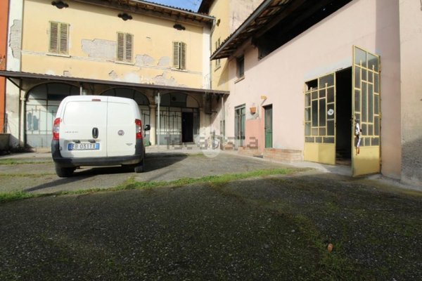 locale di sgombero in vendita a Capriano del Colle