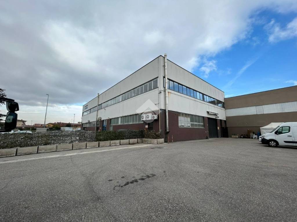 locale commerciale in vendita a Capriano del Colle