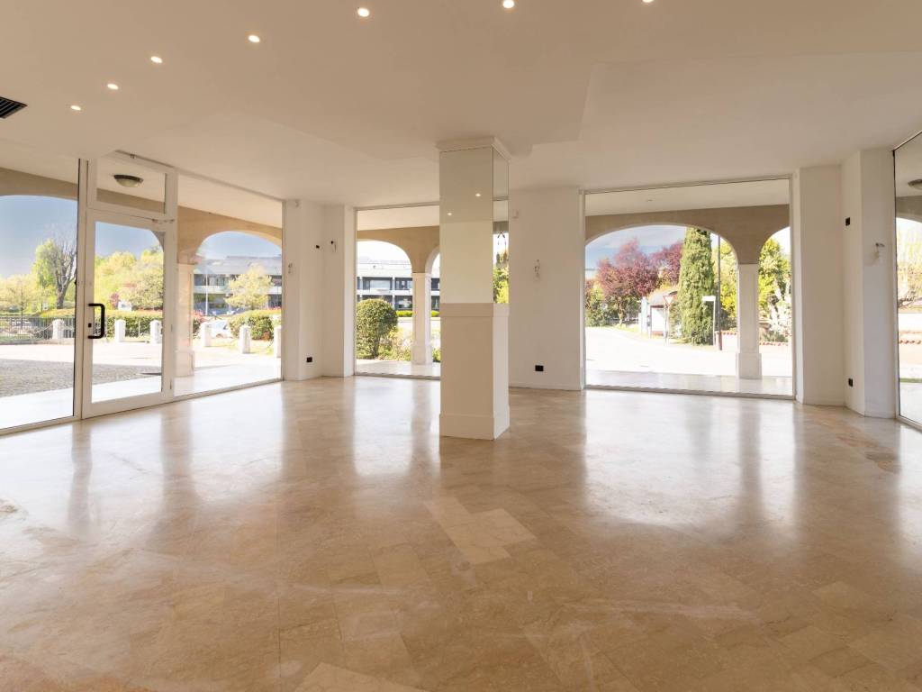 negozio in vendita a Capriano del Colle