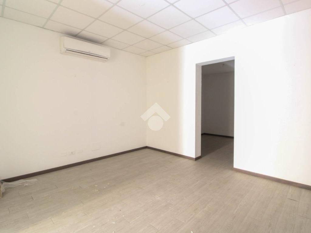 negozio in vendita a Capriolo