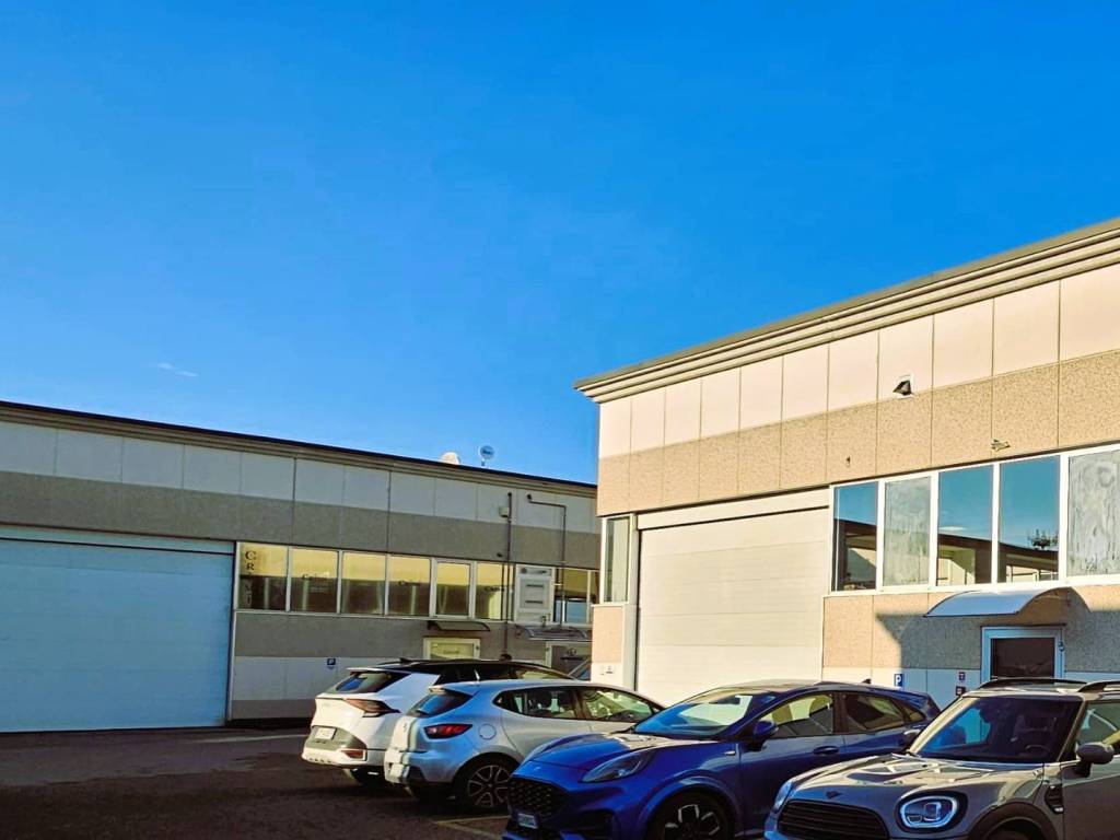 locale commerciale in vendita a Capriolo