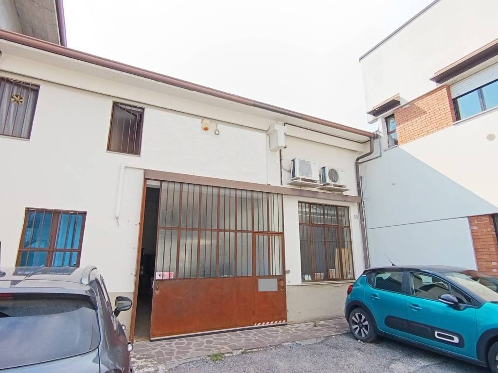 locale di sgombero in vendita a Capriolo