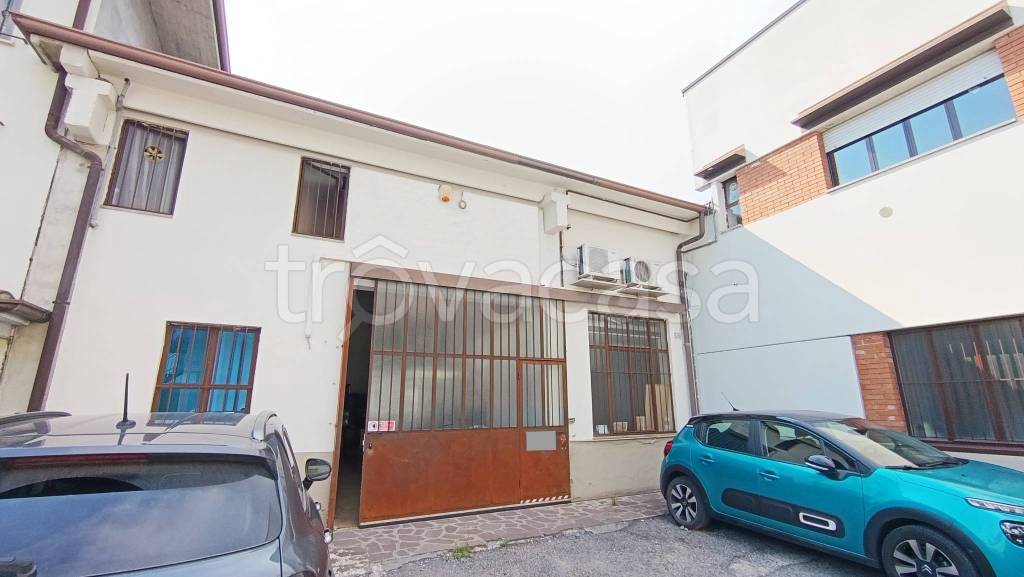 locale commerciale in vendita a Capriolo