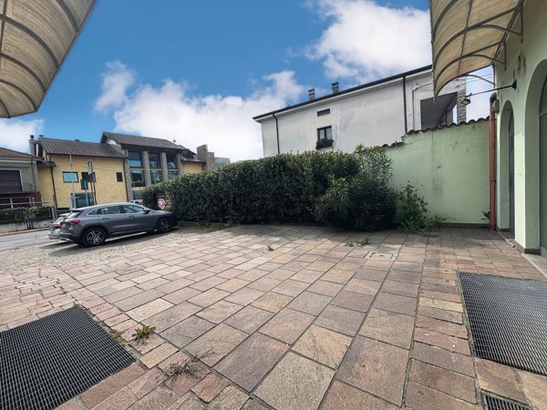 locale commerciale in vendita a Capriolo