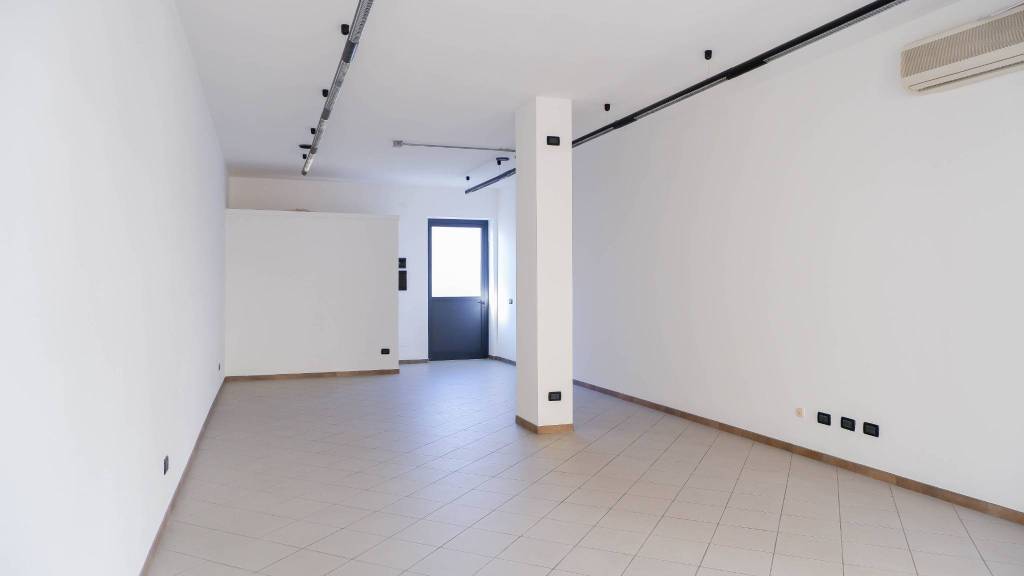 negozio in vendita a Capriolo