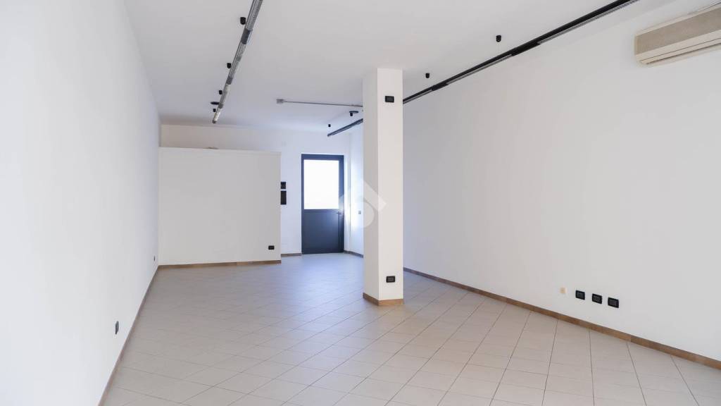 negozio in vendita a Capriolo