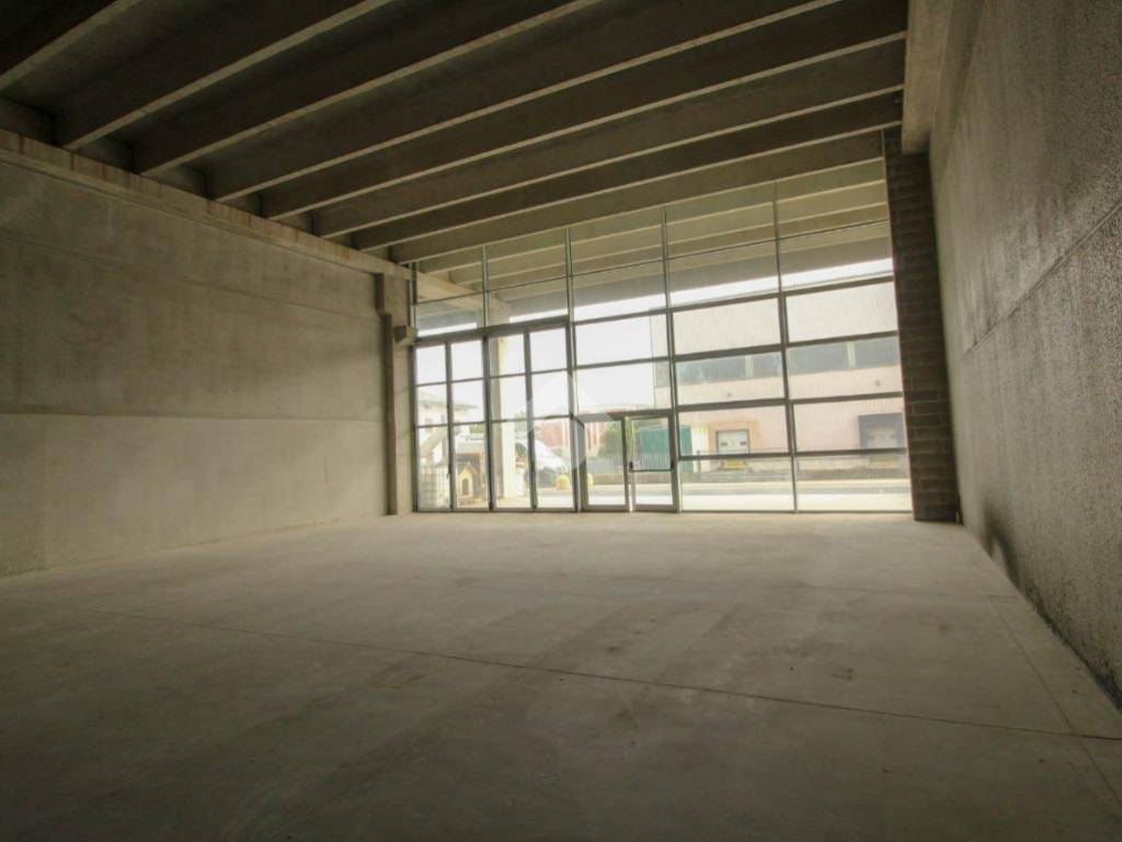 locale commerciale in vendita a Capriolo
