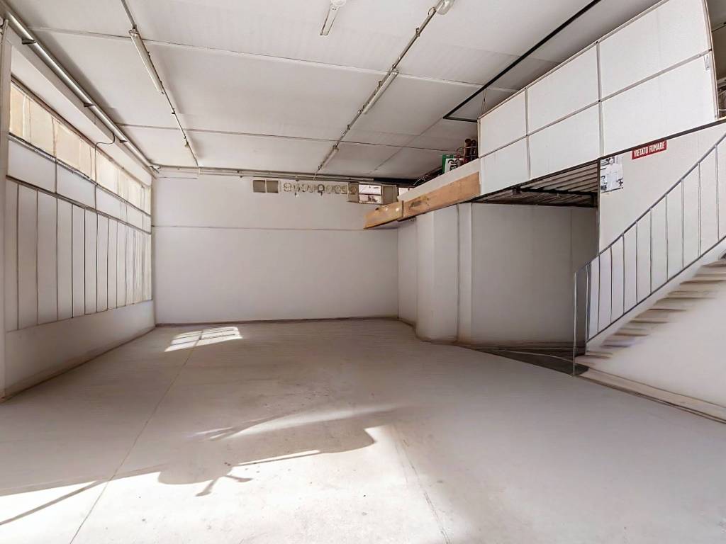 locale commerciale in vendita a Capriolo