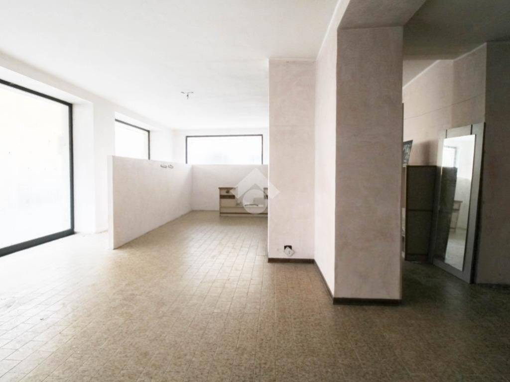 negozio in vendita a Capriolo