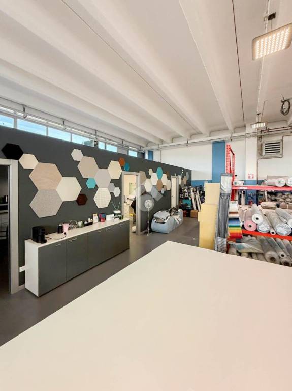 locale commerciale in vendita a Capriolo