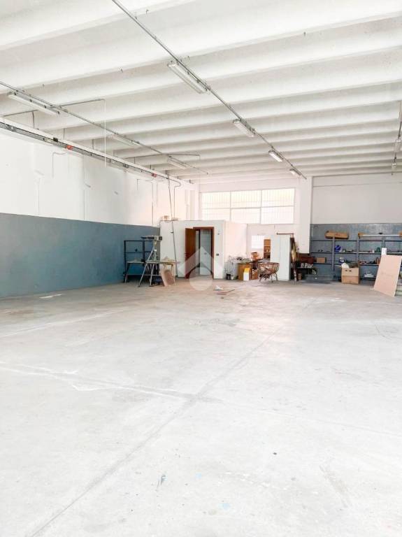 locale commerciale in vendita a Capriolo