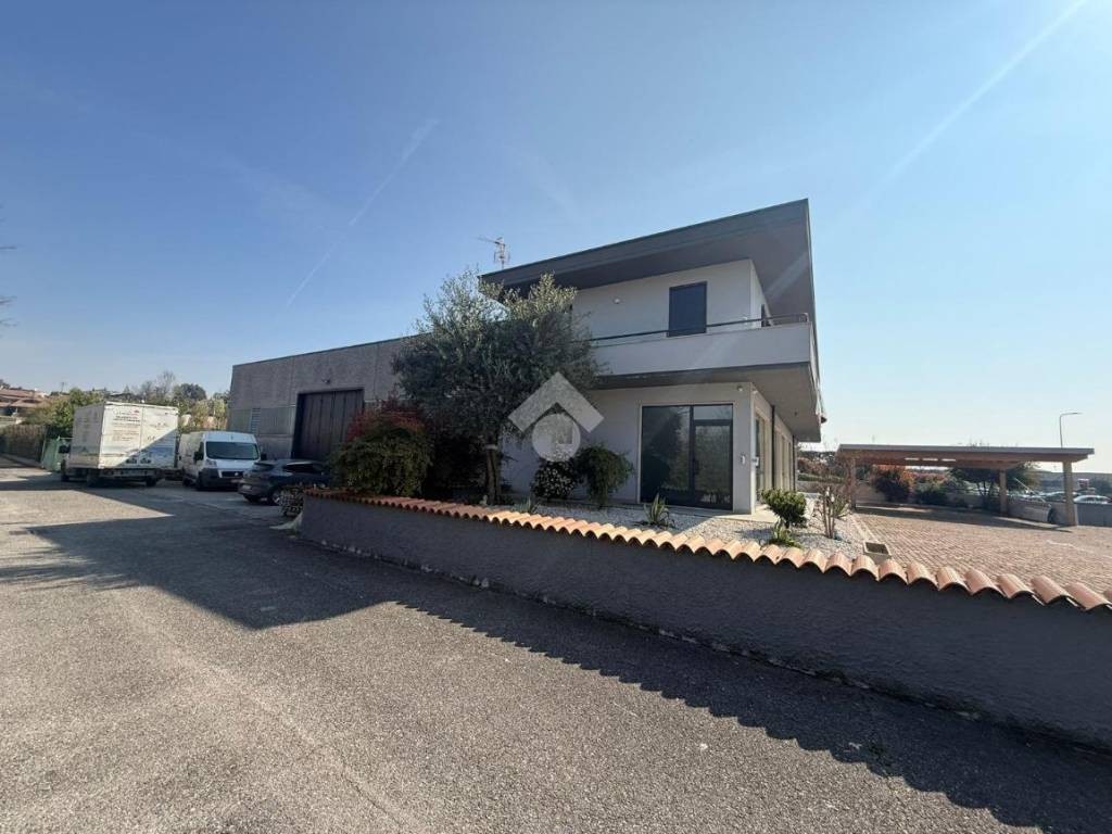 locale commerciale in vendita a Carpenedolo in zona Livelli