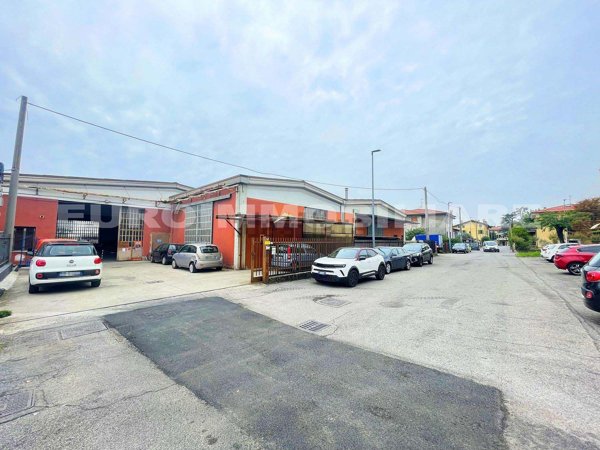 locale di sgombero in vendita a Castel Mella