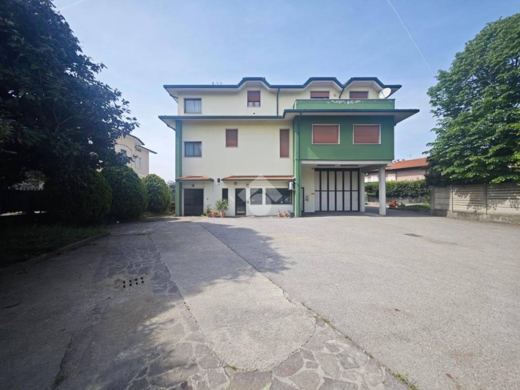 locale commerciale in vendita a Castel Mella