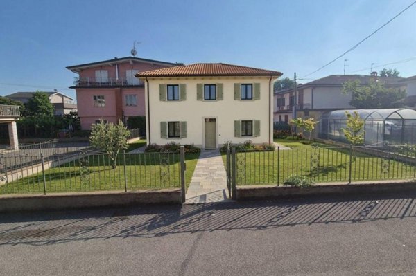 casa indipendente in vendita a Castenedolo in zona Rodenga-Santa Giustina