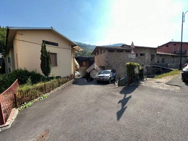 locale commerciale in vendita a Casto