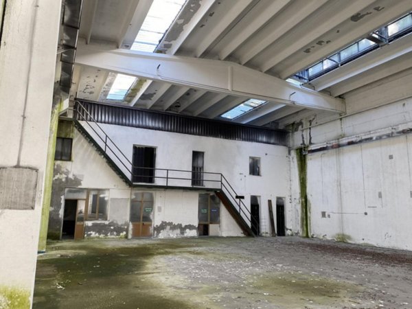 locale di sgombero in vendita a Casto