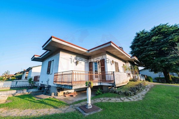 casa indipendente in vendita a Castrezzato in zona Campagna