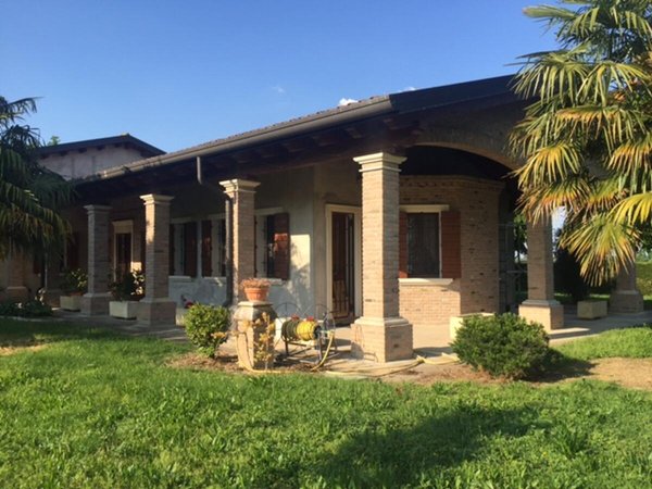 casa indipendente in vendita a Castrezzato in zona Campagna