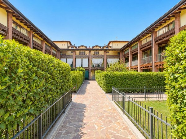 appartamento in vendita a Castrezzato in zona Monticelle