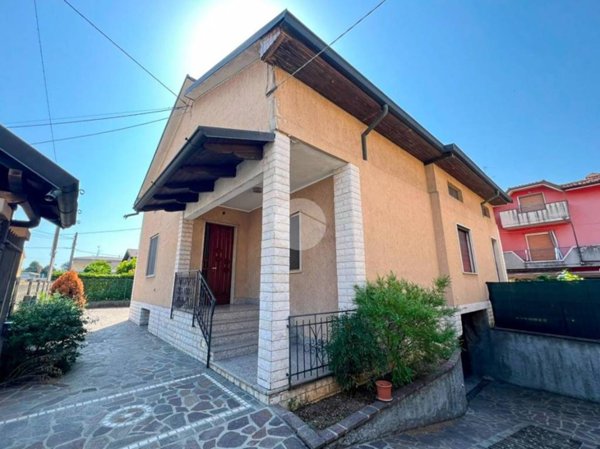casa indipendente in vendita a Castrezzato in zona Bargnana