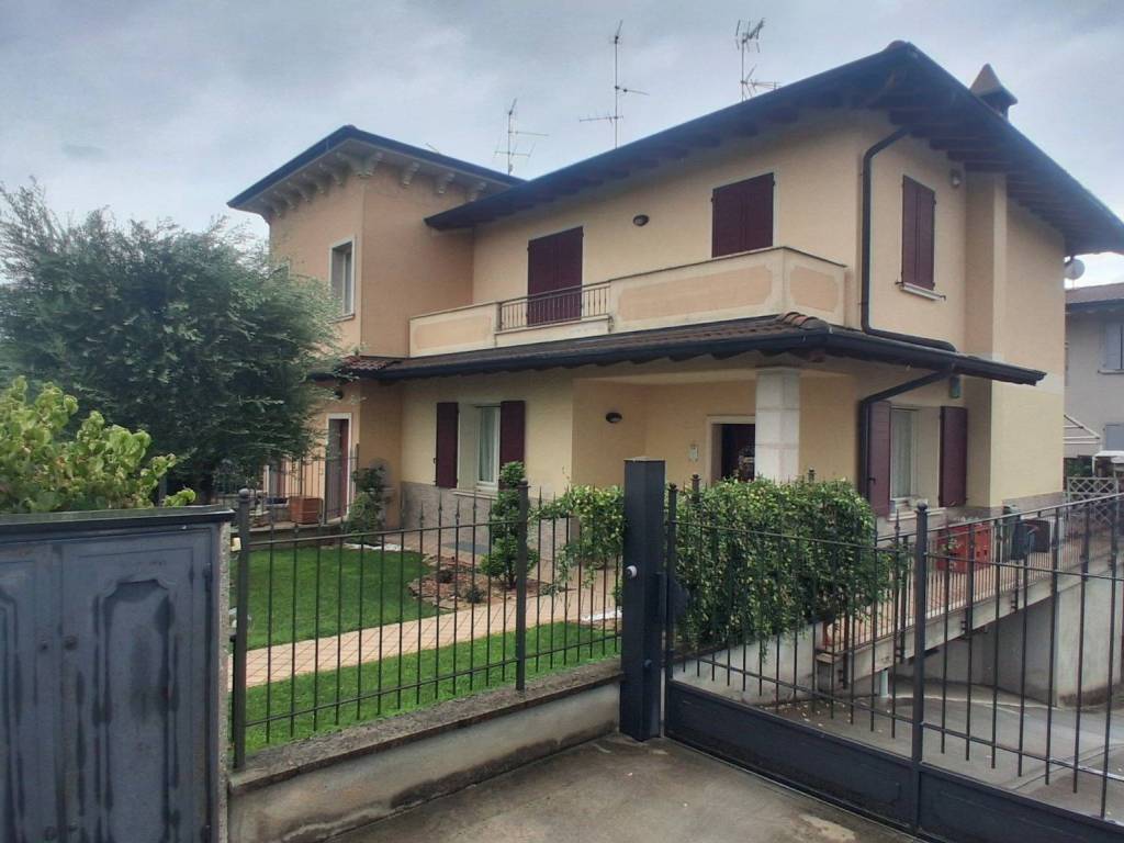 appartamento in vendita a Castrezzato in zona Bargnana