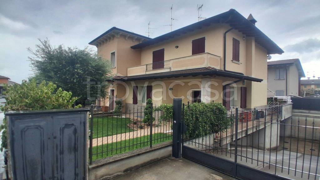appartamento in vendita a Castrezzato in zona Bargnana