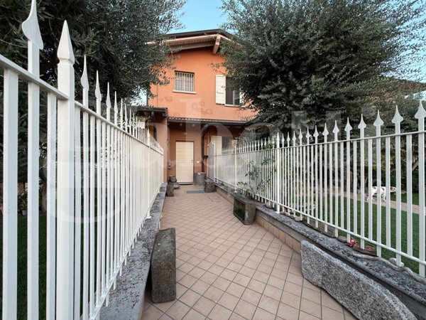 appartamento in vendita a Castrezzato in zona Bargnana