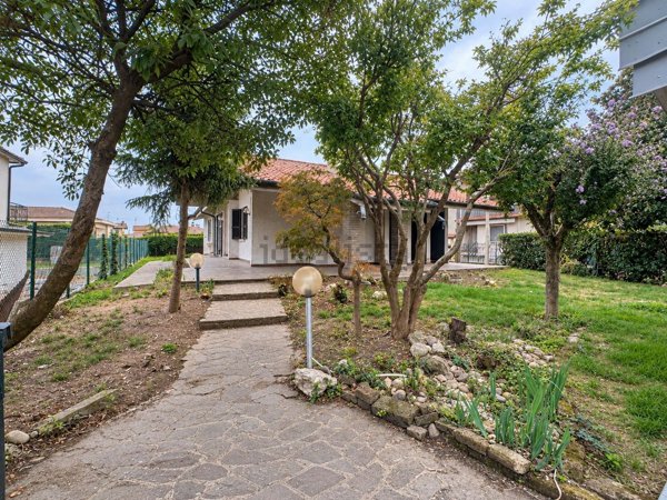 casa indipendente in vendita a Castrezzato in zona Bargnana