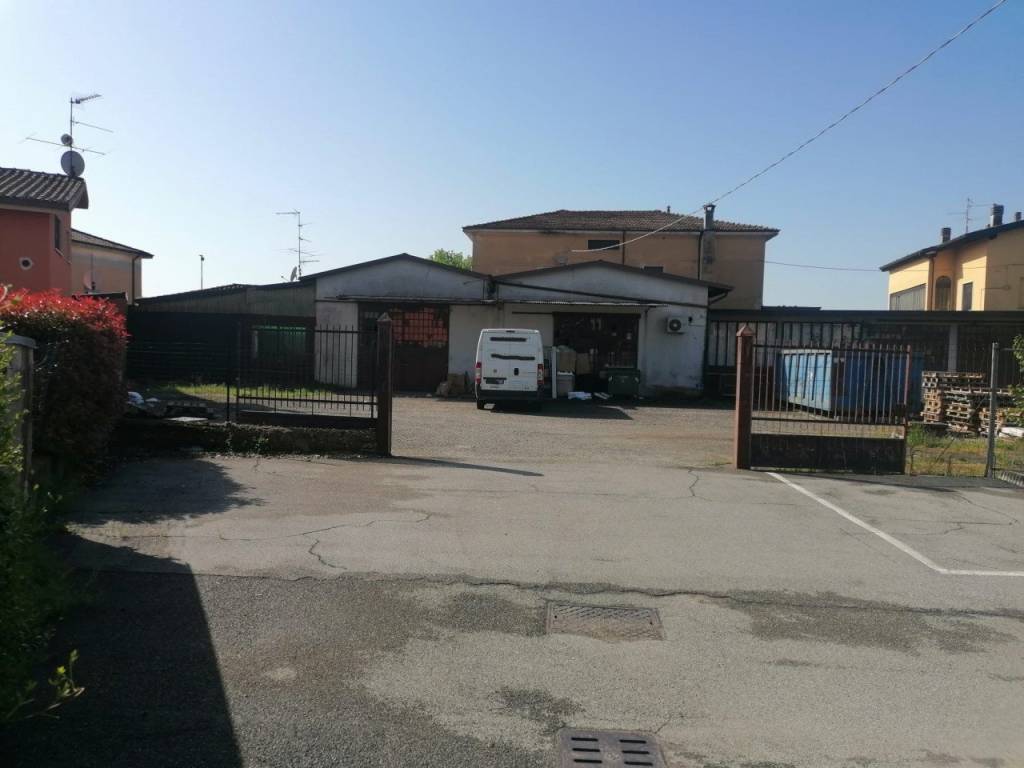 locale commerciale in vendita a Cazzago San Martino in zona Calino