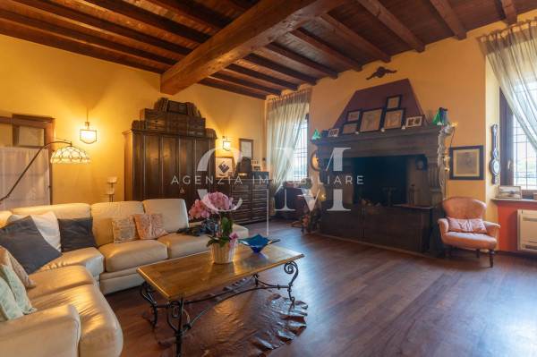 esavano in vendita a Cazzago San Martino