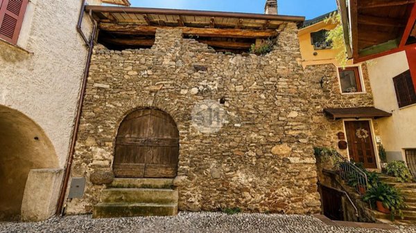 casa indipendente in vendita a Cedegolo in zona Grevo