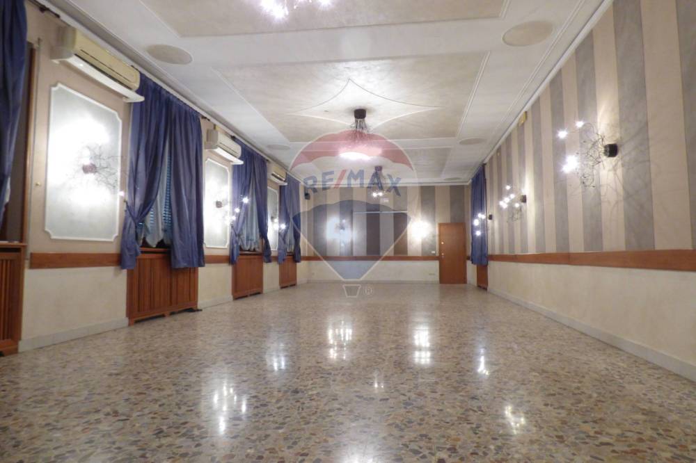 locale commerciale in vendita a Cellatica in zona Fantasina