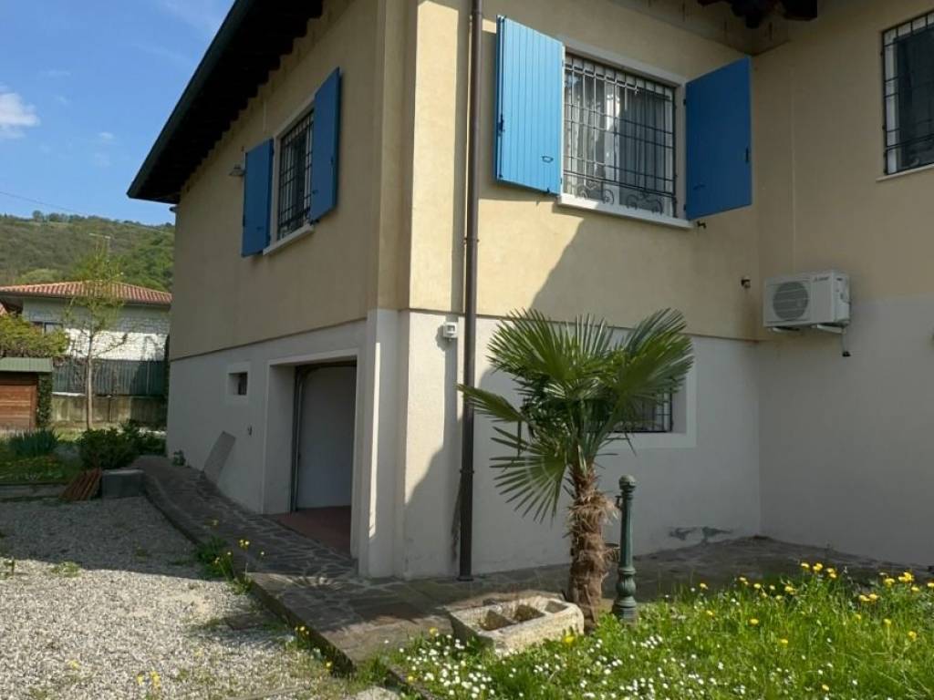 casa indipendente in vendita a Cellatica in zona Fantasina