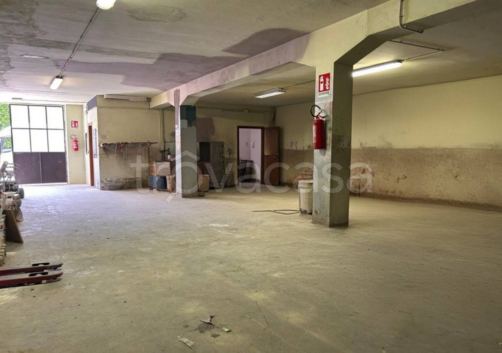 locale commerciale in vendita a Cellatica